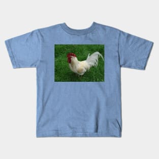 Stolzer Hahn mit weißen Federn - Kids T-Shirt